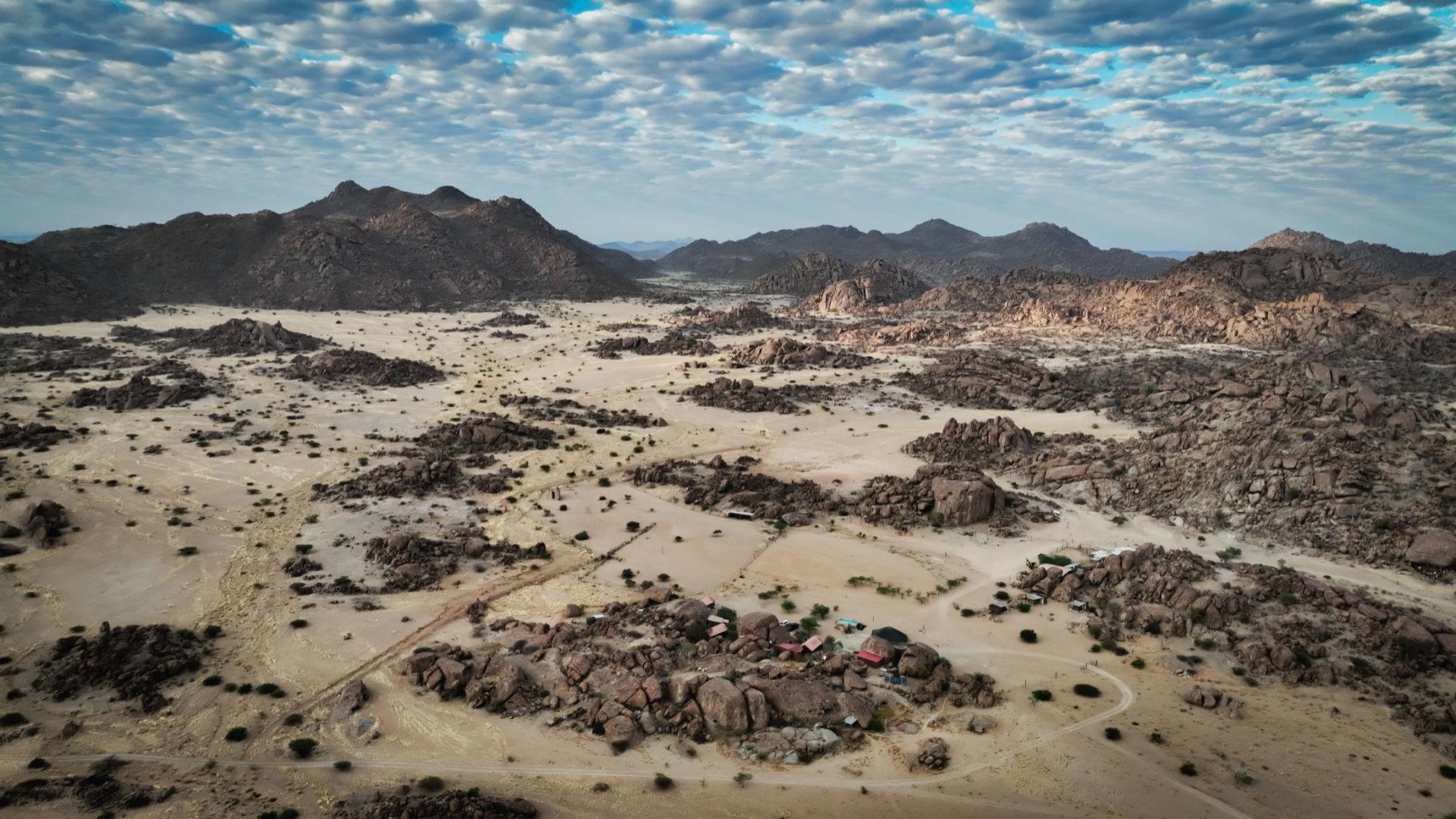 Dunas douradas junto ao Atlântico, no Namibe